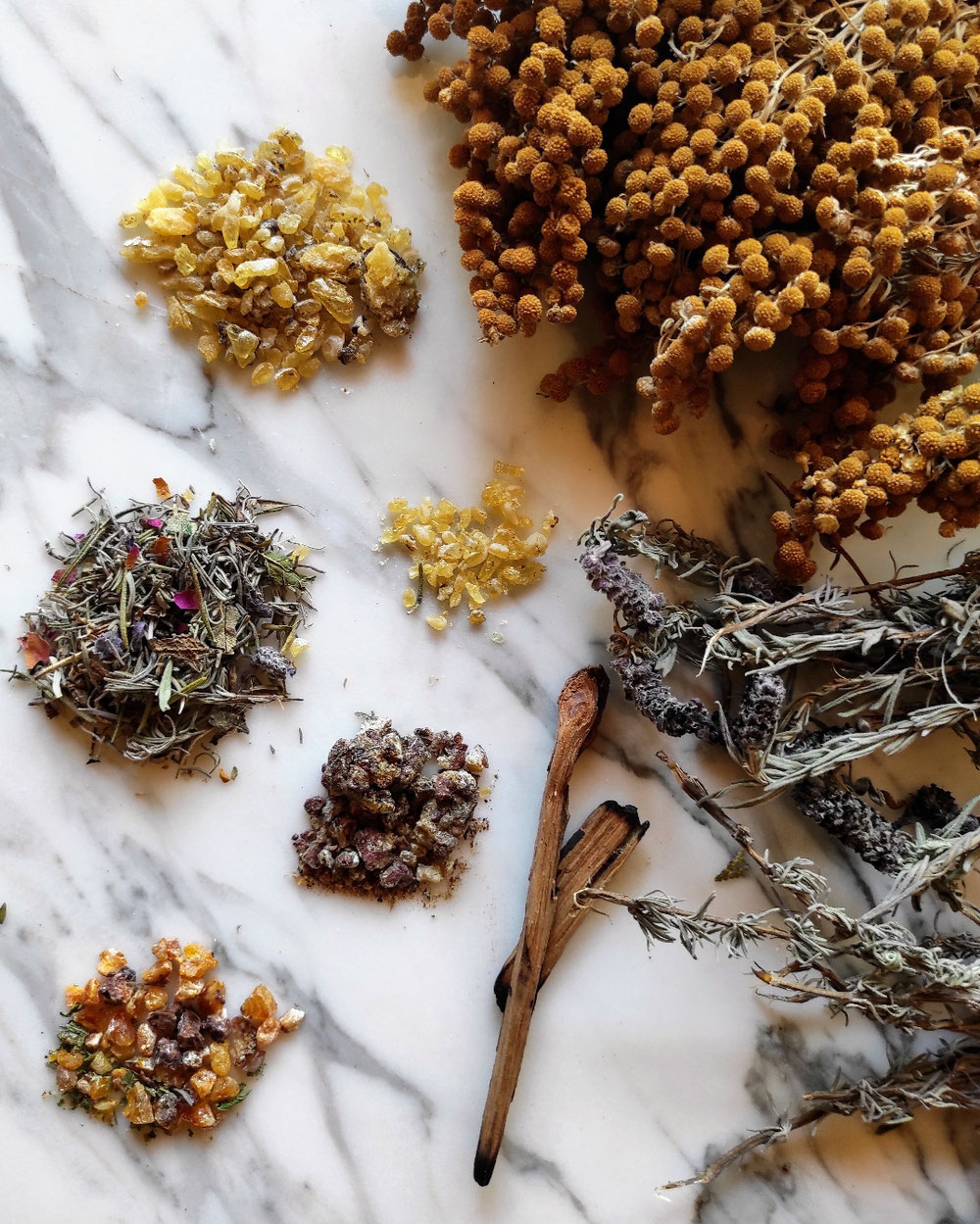 Herbal mixture of pine resin, juniper wood, plants of the Sardinian maquis