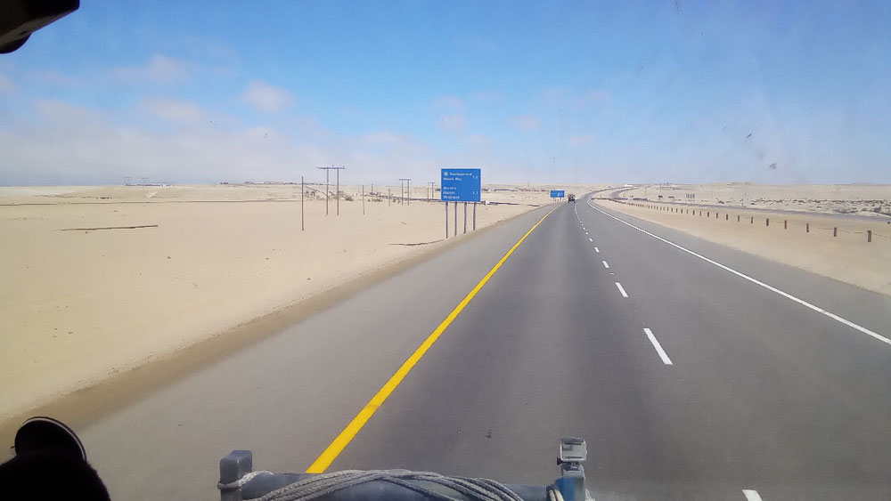 Nur 18 km von dieser herrlichen Mond und Kraterlandschaft liegt Swakopmund, direkt am Atlantik.  Hier ist oftmals Wind und Seenebel angesagt . Doch heute bescherte der Wettergott uns strahlenden Sonnenschein, gegen Abend wurde es frischi , haben nicht draußen gesessen und unsere Heizung mal ausprobiert