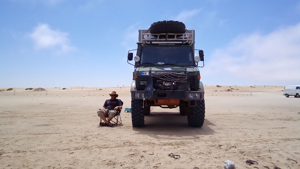 Strand Swakopmund,  heute am Sonntag 5.12.21 wollen wir nach Solitaire und dann zur  Düne 45 ins Sossusvle. 45 km ist diese 170m hohe Düne vom Eingang entfernt. Das Sossusvlei ist eine grosse Lehmsenke (Danke Michael Iwanowski - 31.Auflage  - Der Namibia-Pionier) die von Dünen umschlossen wird, die zu den höchsten der Welt zählen ...bis zu 325m. Selbst in der Trockenheit sieht man hier OryxsAntilopen, Springböcke und Strausse. Ab und dann führt der Fluss ganz selten Wasser in die Senke. Später hörte ich von einer Namibiareisenden, die schon seit 17 Jahren immer wieder nach Swakopmund kommt und dann ihr Geld mit Gleitschirmflug-Unterricht verdient, dass vor vier Jahren die komplette Senke mit Wasser gefüllt war und die Leute darin geschwommen sind