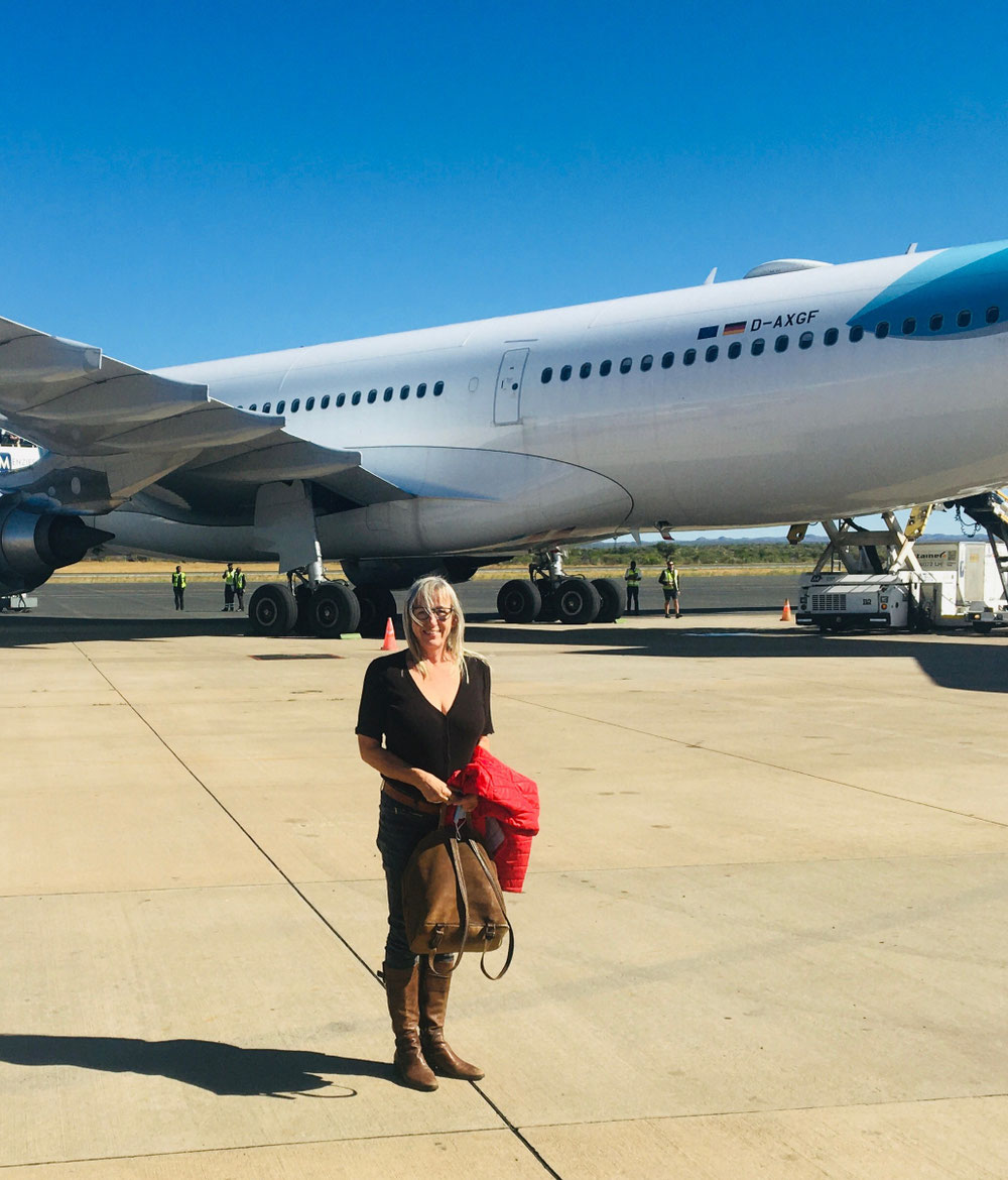01.11.2021  pünktlich in Windhoek  gelandet, Taxi organisiert und ab die Post nach Walvis Bay . Dort konnten wir Karl den Mog unbeschädigt in Empfang  nehmen. Batterie war leider leer, Schlüssel stecken gelassen ! Nachdem diese geladen war, fuhren wir im Geleit vom Ubelix und Sandsturm von Walvis Bay nach Swakopmund 