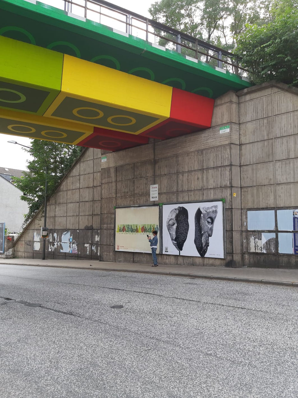 Outandabout, mein Plakat von der Steinskulptur Twoface,  Legobrücke, Wuppertal