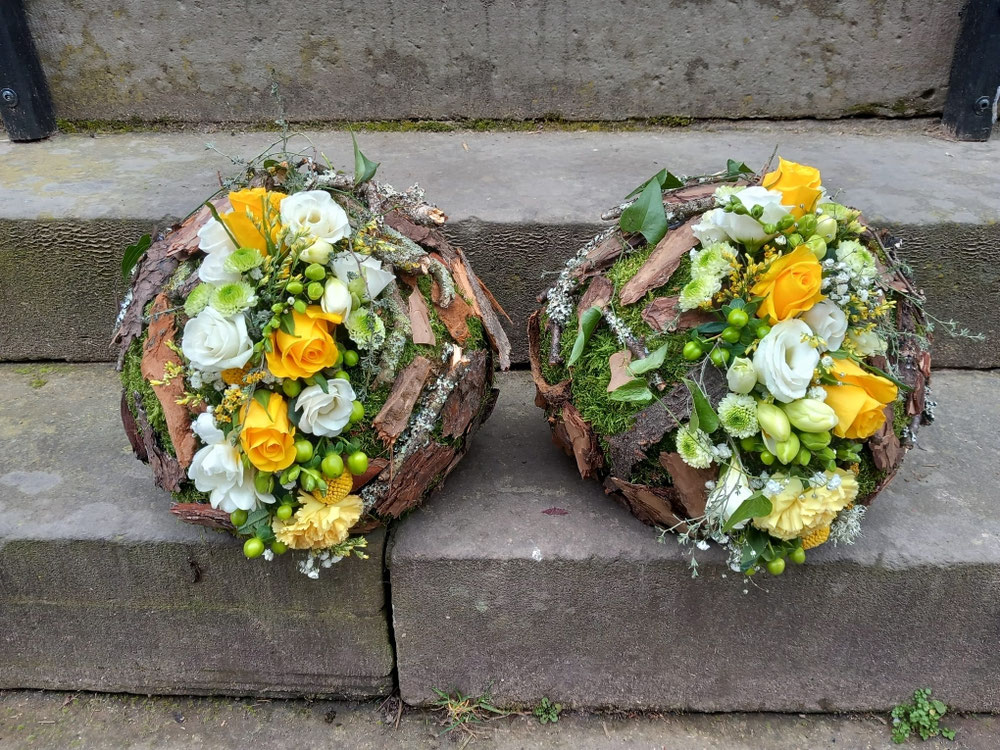 2 offene Kugeln floral gefüllt
