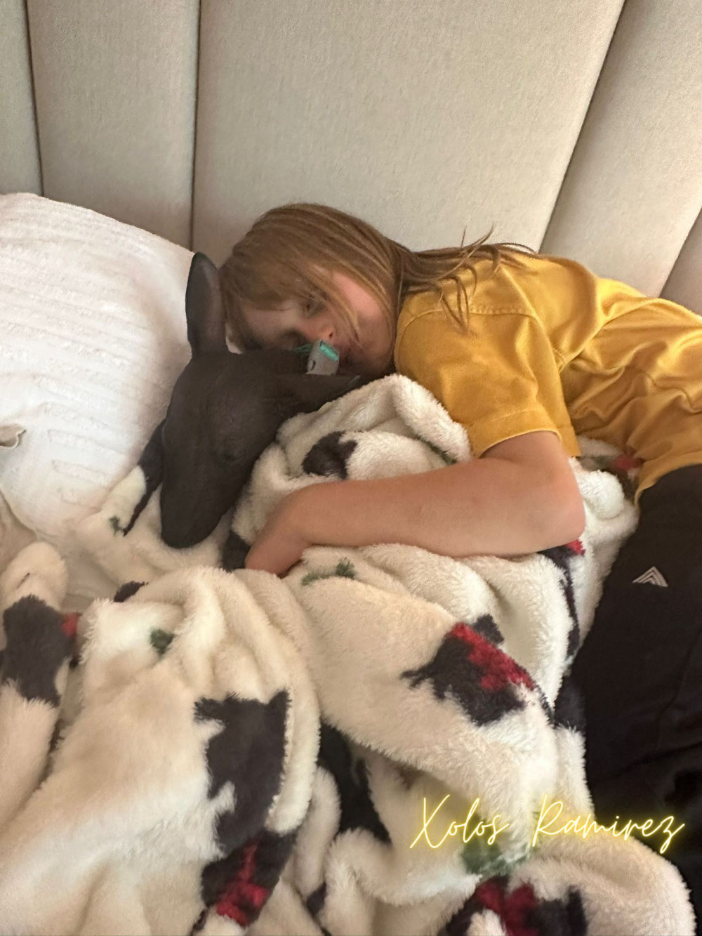 Tonantzi, la xoloitzcuintle durmiendo plácidamente con la hija de Grazia 