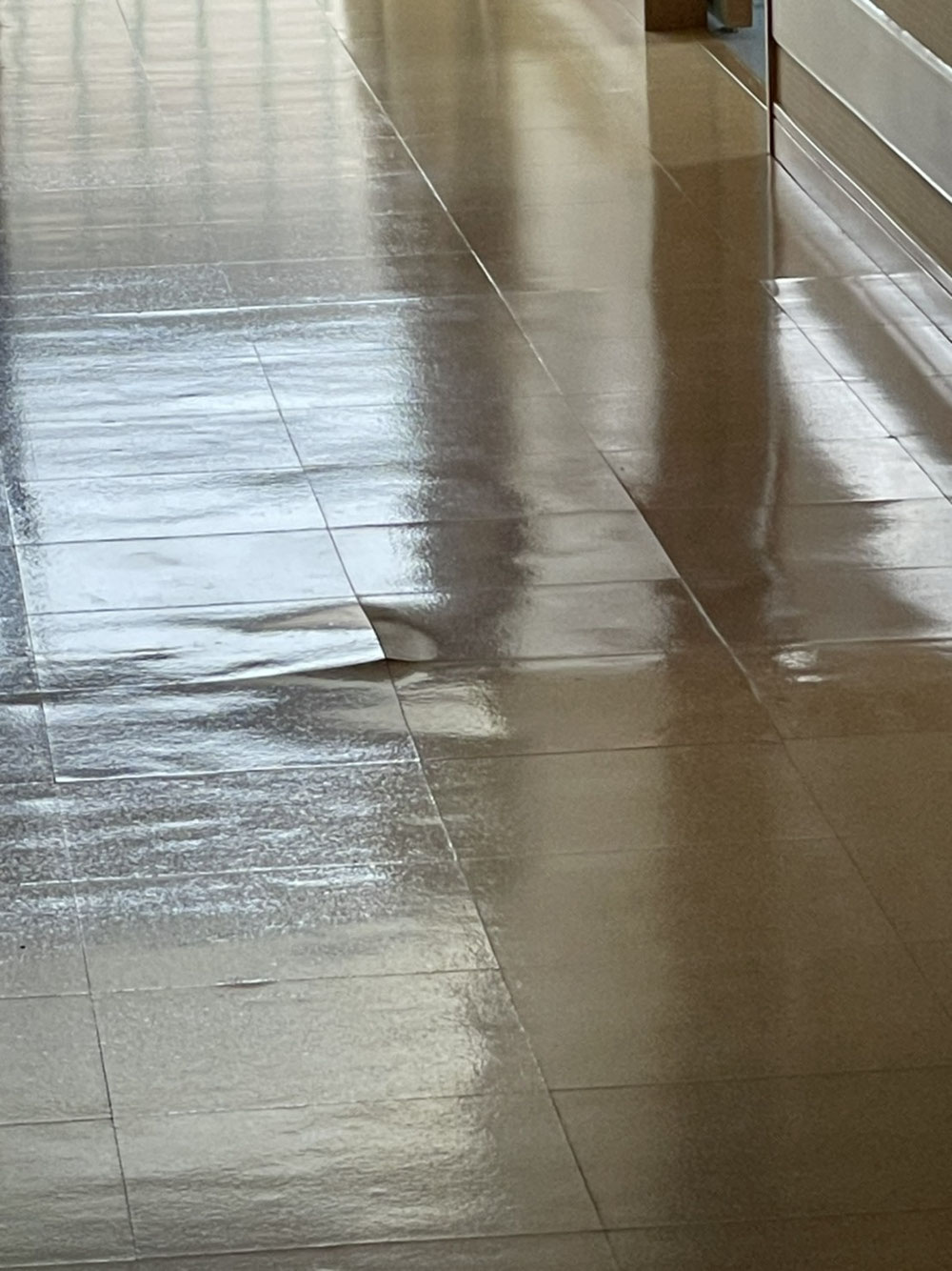 コルクタイルのめくれ上がり