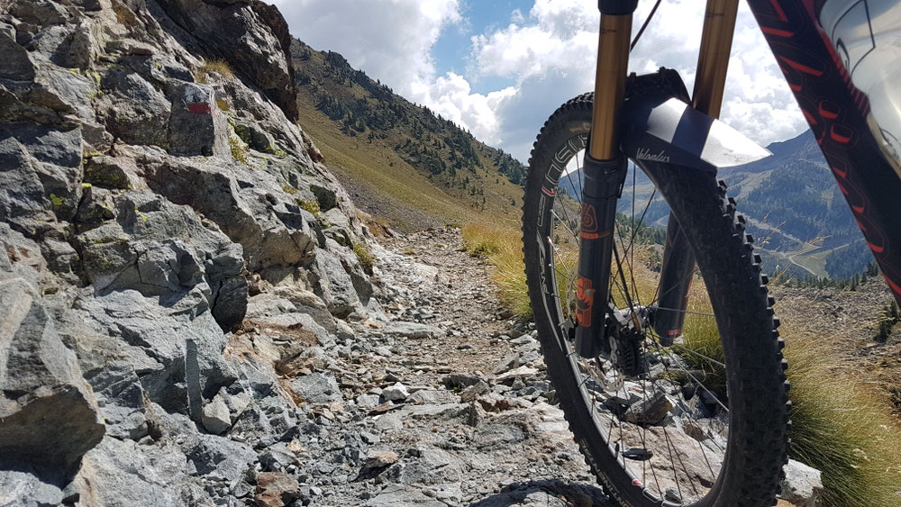 Höhenweg in Richtung Baisse de la Druos am hässlichen Isola 2000 vorbei