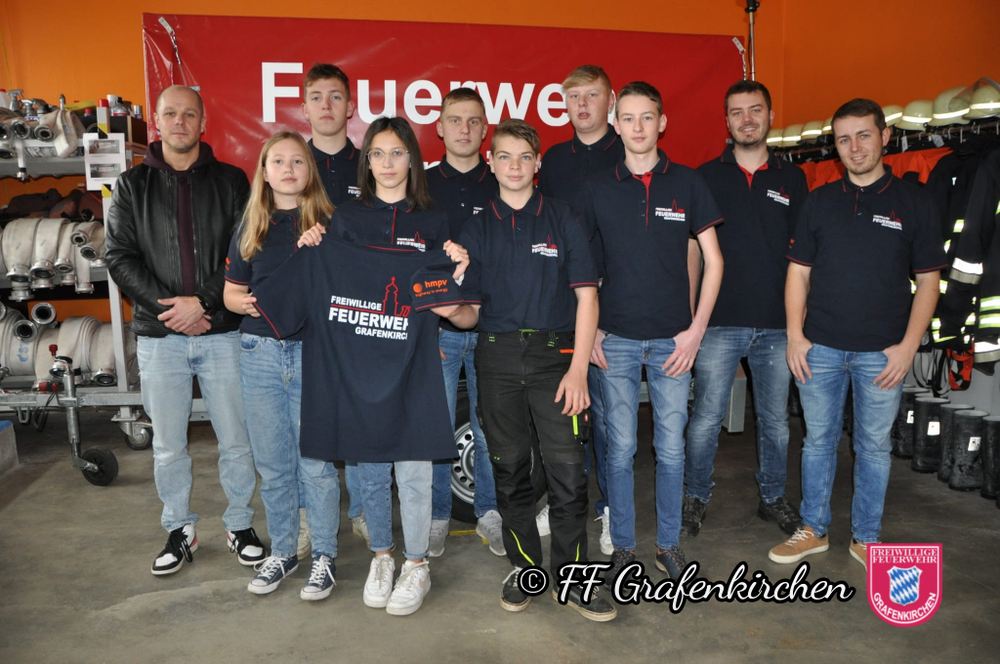 Feuerwehranwärter*innen mit Jugendwart, Kdt. und Sponsor Mauerer 