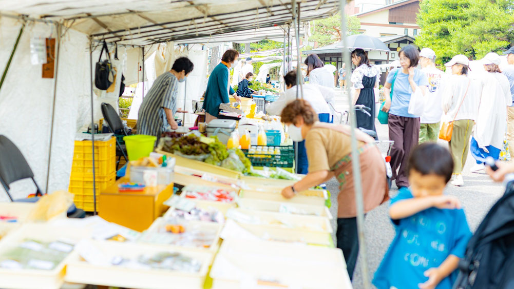 Local crafts, produce, and souvenir items at Takayama Morning Market.