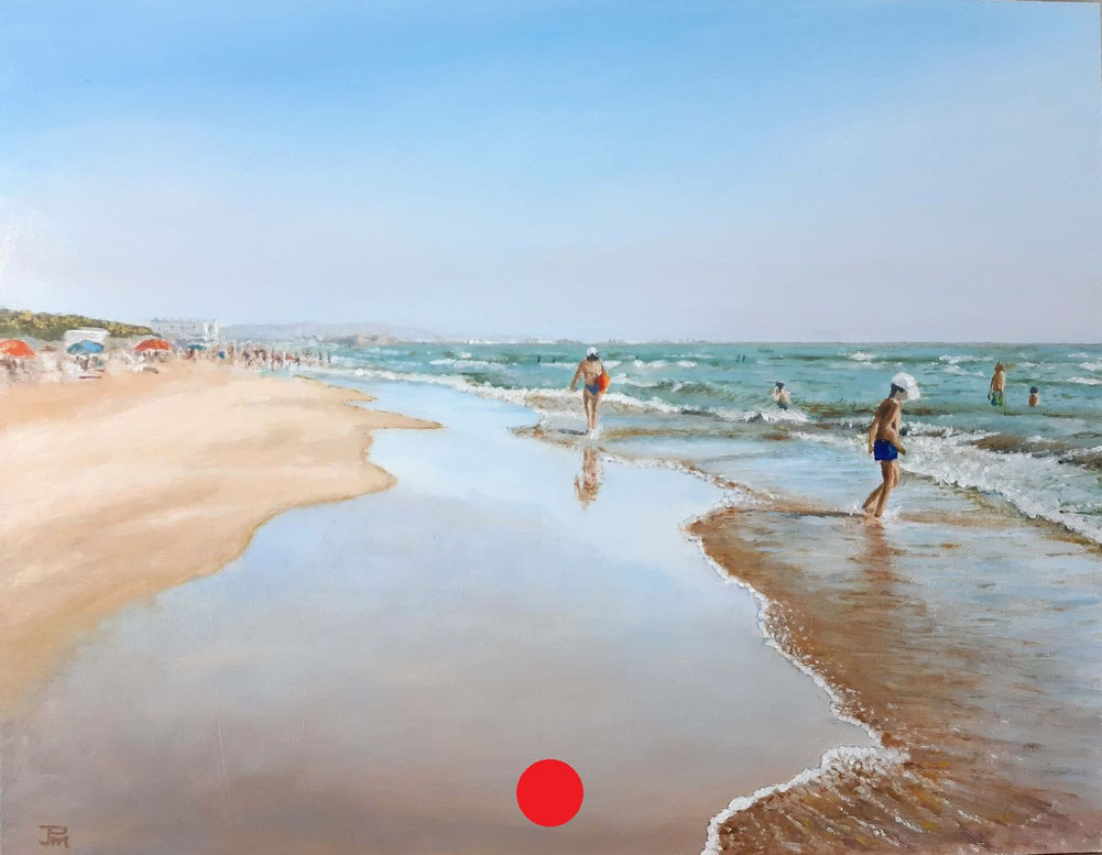 Personas paseando y bañándose en la playa de la Malvarrosa al amanecer, con luz suave y orilla amplia.