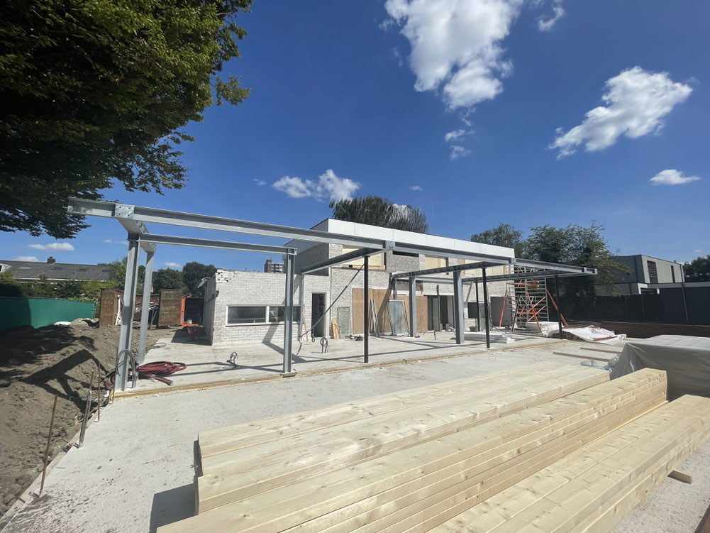 En ondertussen staat de staalconstructie