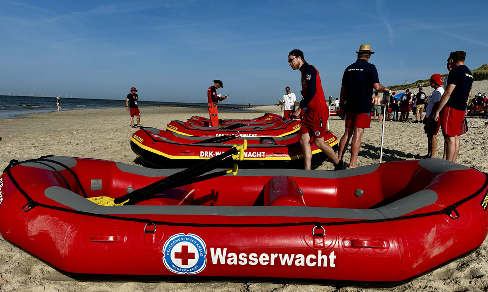 Mit dem Rettungsboot bergen die Wasserwacht-Mannschaften auf Wangerooge Personen im offenen Meer – eine der Kernkompetenzen in der Wasserrettung