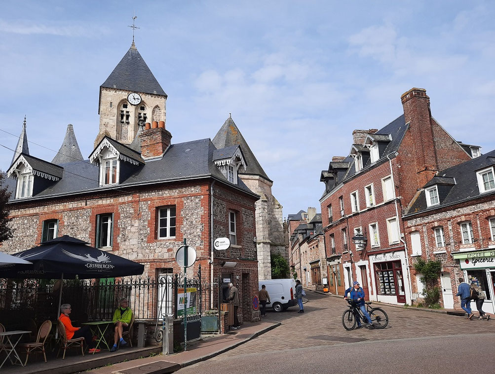 La place à côté de l'église