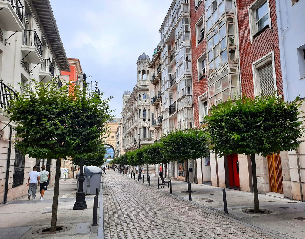 Le bel édifice du Banco Santander au fond