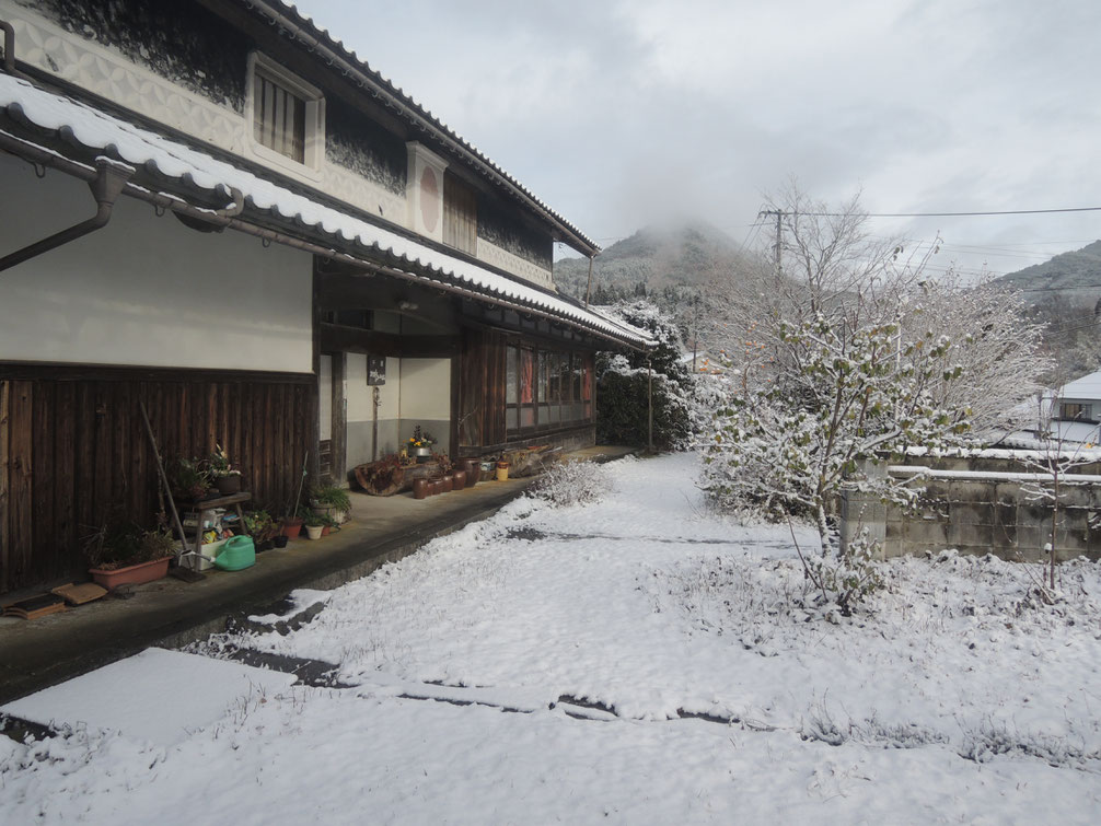 千屋アウトドアハウス前、2019年末初積雪。