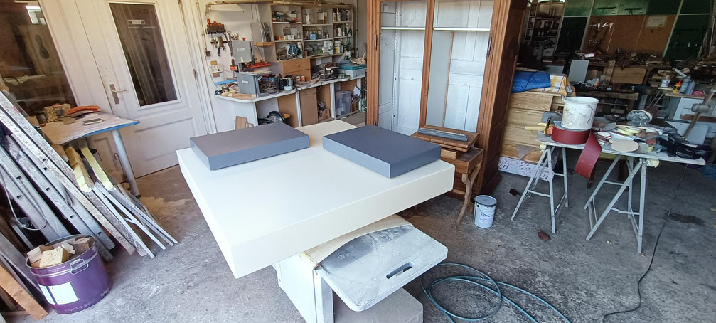 Table basse, restaurée puis laquée en blanc et en bleu