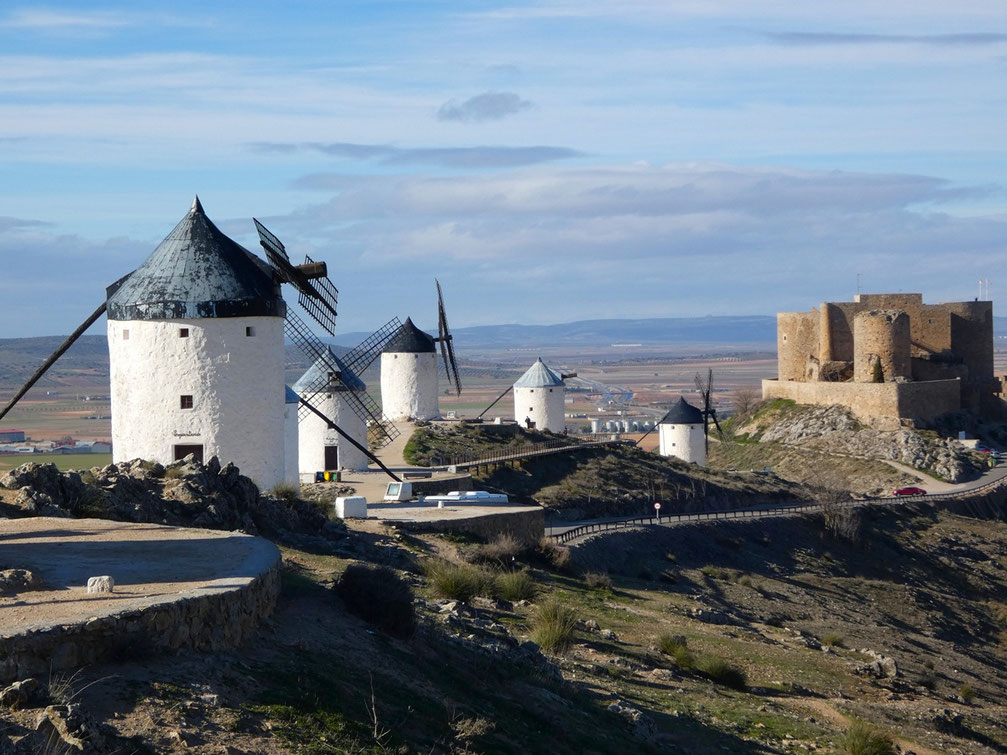 De part et d'autre du château, il y a un ensemble de 12 moulins. Ce sont ceux que l'on voit à droite en arrivant qui offrent cette vue avec le château au loin