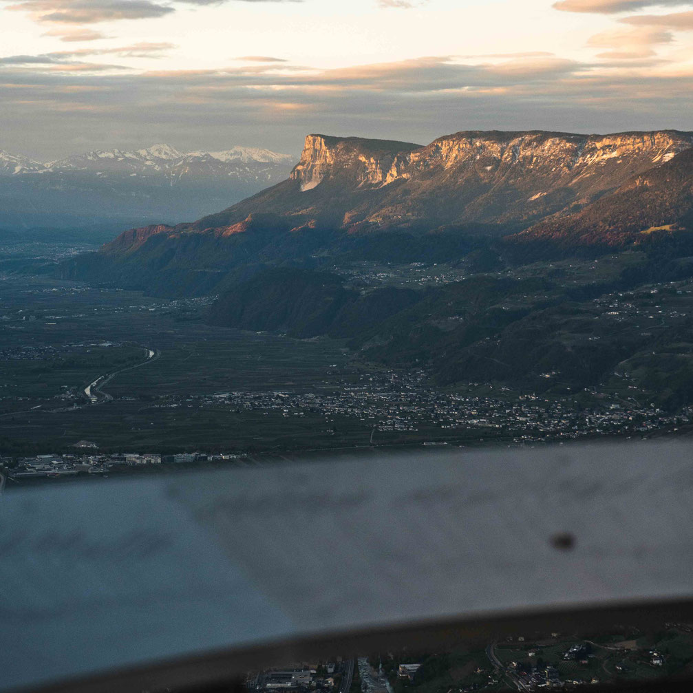 Sonnenaufgangswanderung von Dorf Tirol zum Aussichtskorb Hochmuth - Bergmoment über den Dächern von Meran in Südtirol