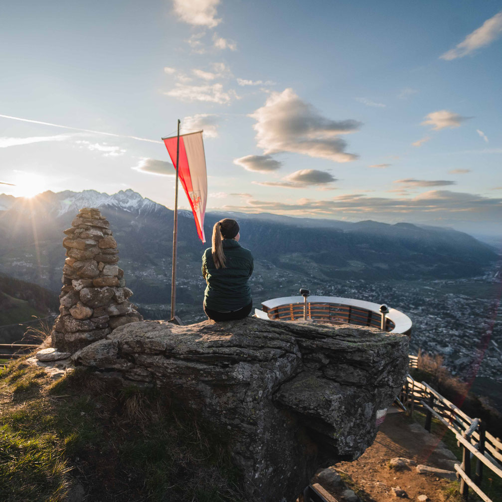 Sonnenaufgangswanderung von Dorf Tirol zum Aussichtskorb Hochmuth - Bergmoment über den Dächern von Meran in Südtirol