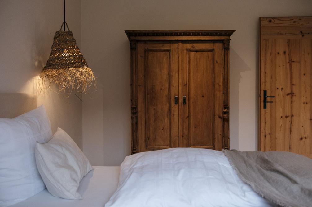 DER SCHMIEDHOF Boutique Apartmenthaus im bayerischen Alpenvorland Denkmalgeschützter Charme, modernes Design und entspannte Boho-Vibes: Der Schmiedhof in Bayrischzell ist ein Rückzugsort für alle, die Natur, Stil und Ruhe in besonderer Atmosphäre erleben 
