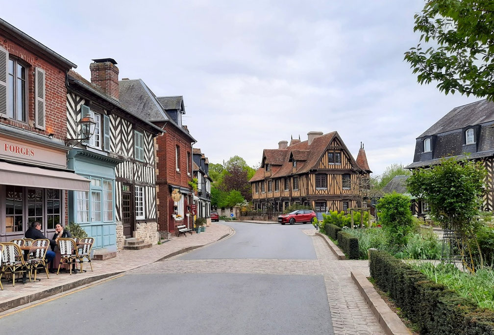 Toujours la place de Beuvron-en-Auge