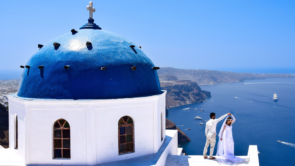 Mariage en Grèce : l'élégance méditerranéenne entre ciel azur et villages blancs - Crédit photo : Axp Photography