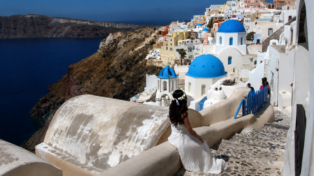 Mariage en Grèce : l'élégance méditerranéenne entre ciel azur et villages blancs - Crédit photo : dMz