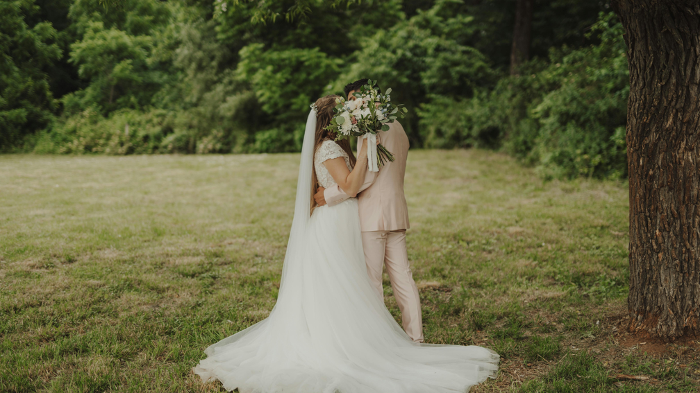 Combien donner d'argent en cadeau pour les futurs mariés ? - Magazine Un Jour Un Oui - Crédit photo : Tous droits réservés