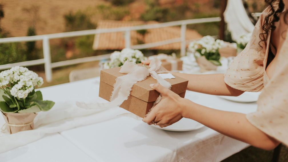 Combien donner d'argent en cadeau pour les futurs mariés ? - Magazine Un Jour Un Oui - Crédit photo : Tous droits réservés