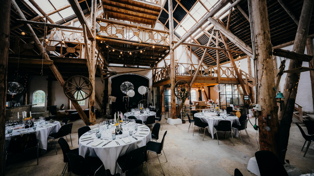 Un mariage bohème chic dans une grange rénovée - Crédit photo : Tous droits réservés