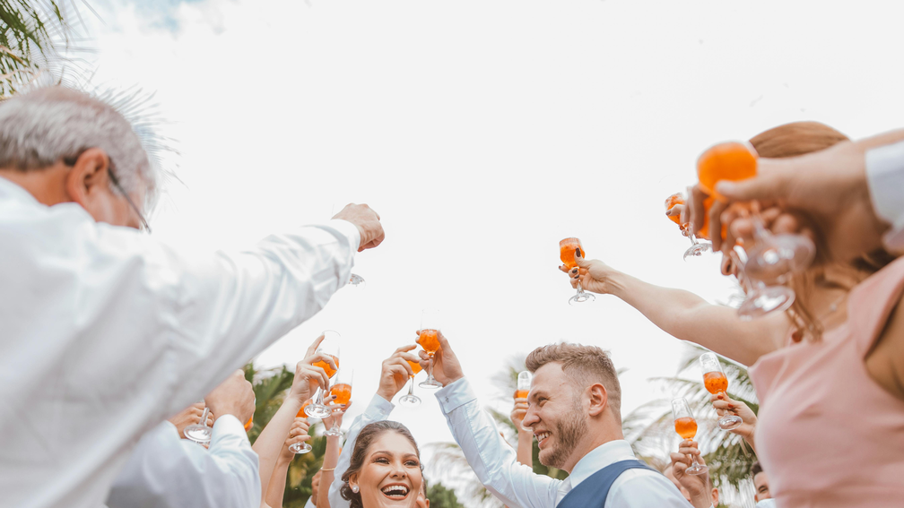 Combien donner d'argent en cadeau pour les futurs mariés ? - Magazine Un Jour Un Oui - Crédit photo : Tous droits réservés