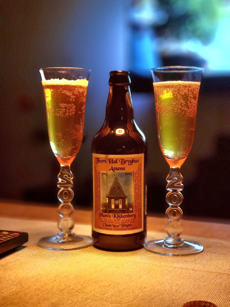 CHAM"beer"PAGNE  Opskrift nr. 26 - Fantastisk ny øl/vin fra Thors Hal. Denne øl er helt speciel, fordi navnet, "Cham"beer"Pange, hvor beer indgår, er at det er EN' øl, men den er gæret på champagne gær. Duften er meget frugtig og leder tankerne hen på blomster. Smagen er dejlig sødlig og utrolig fyldig. Eftersmagen er så i denne øl, som skiller sig ud fra andre øl, ikke er nogen bitterhed, men en dejlig tør eftersmag ligesom mousserende vin. Perfekt som velkomstdrink, til dessert, festlige lejligheder eller bare nydes. Champagne glas anbefales til denne øl.