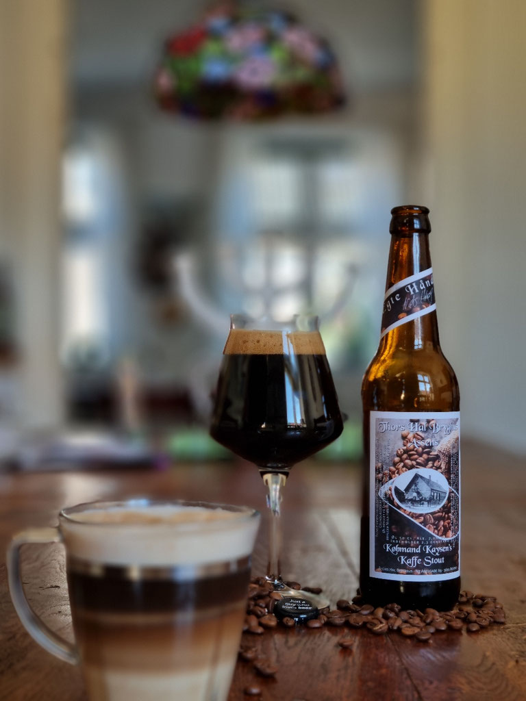 Købmand Kaysen Kaffe Stout - Alk. 7,0% Vol. ☕️☕️😋 Sort, sort, kaffe, kaffe, masser af kaffe og mørke malte. Lækker cremet Stout der er brygget med hele, malet og kværnet kaffebønner. En hyldest til den legendariske Købmand Kaysen i Langsted, hvor jeg er født og  opvokset. Bønnerne er malet på den gamle kværn i den tidligere købmands forretning. Kværnen er muligvis fra 1950erne og fungerer den dag i dag. Nydes bedst ved 15 til 18 grader. Må beklageligvis melde ud at den nærmest er udsolgt,  men brygges igen inden længe. Dette er opskrift nr. 24. 