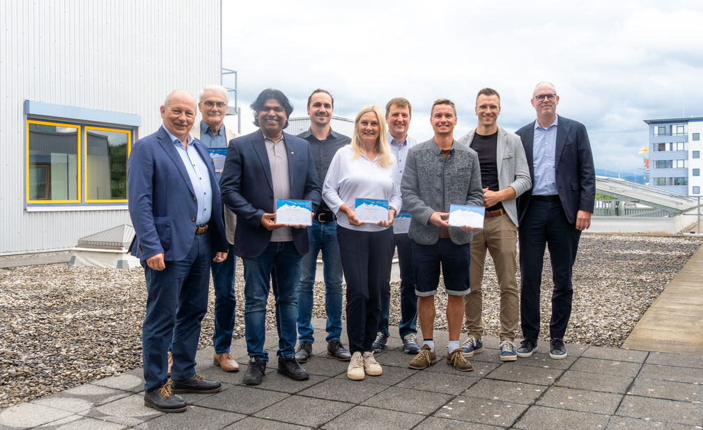 v.l.n.r.: Michael Hauke, Roland Lowinger, Pater Maria Prakash Joseph, Jovan Kofler und Dr. Nadine Botzenhardt, Bernhard Fischer, Stefan Haydn und Michael Läufle, Thomas Braun
