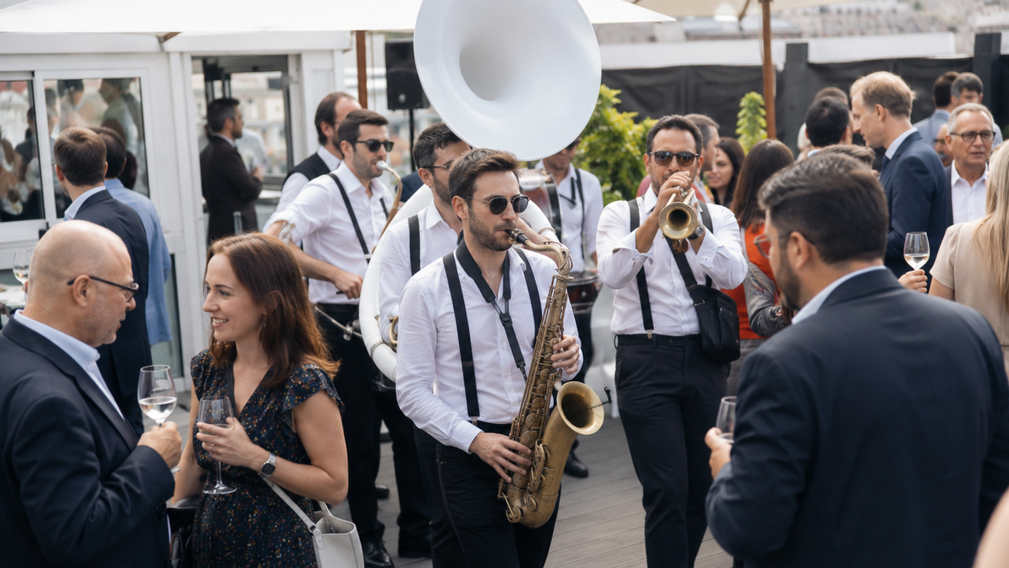L’arrivée des mariés au son d’une fanfare : une entrée festive et inoubliable - Magazine Un Jour Un Oui - Crédit photo : Tous droits réservés