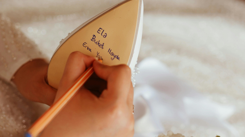 Une tradition pleine de charme : écrire des prénoms sous la chaussure de la mariée - Crédit photo : Tous droits réservés