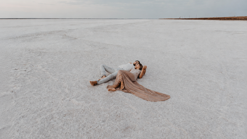 Shooting Inspiration Mariage : La poésie d’un coucher de soleil sur l’eau - Magazine Un Jour Un Oui - Crédit photo : Olga Solo