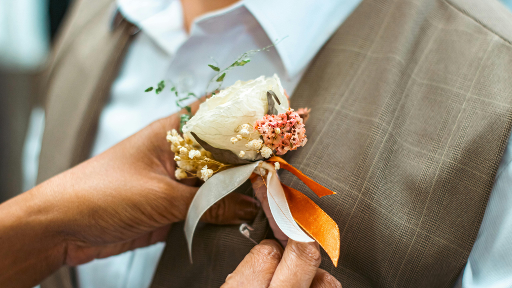 La boutonnière du marié petit détail, grand effet - Magazine Un Jour Un Oui - Crédit photo Tous droits réservés