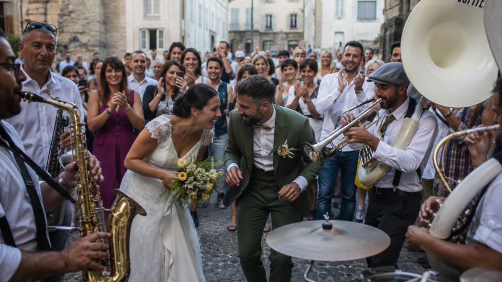 L’arrivée des mariés au son d’une fanfare : une entrée festive et inoubliable - Magazine Un Jour Un Oui - Crédit photo : Tous droits réservés