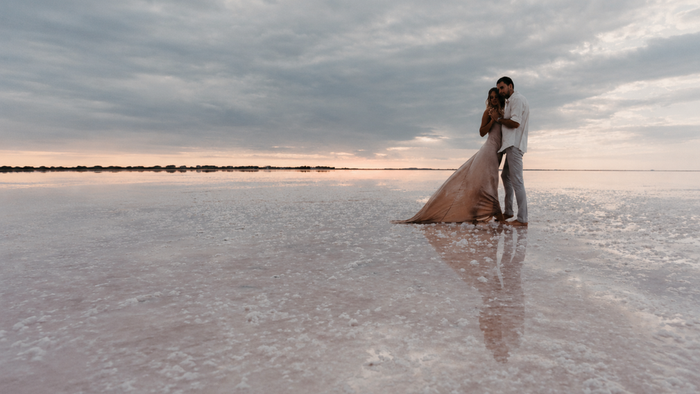 Shooting Inspiration Mariage : La poésie d’un coucher de soleil sur l’eau - Magazine Un Jour Un Oui - Crédit photo : Olga Solo