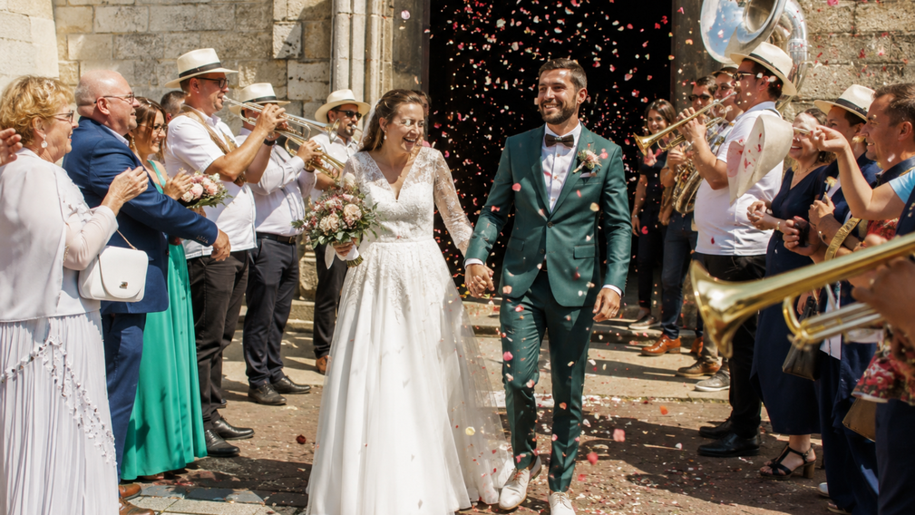 L’arrivée des mariés au son d’une fanfare : une entrée festive et inoubliable - Magazine Un Jour Un Oui - Crédit photo : Tous droits réservés