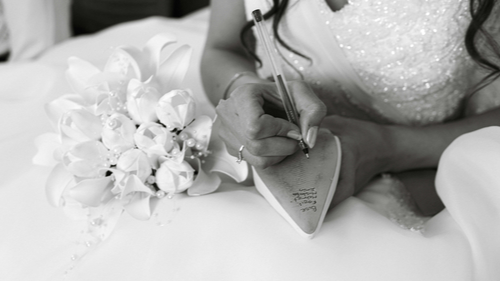 Une tradition pleine de charme : écrire des prénoms sous la chaussure de la mariée - Crédit photo : Tous droits réservés