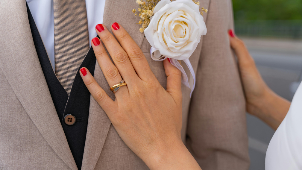 La boutonnière du marié petit détail, grand effet - Magazine Un Jour Un Oui - Crédit photo Tous droits réservés
