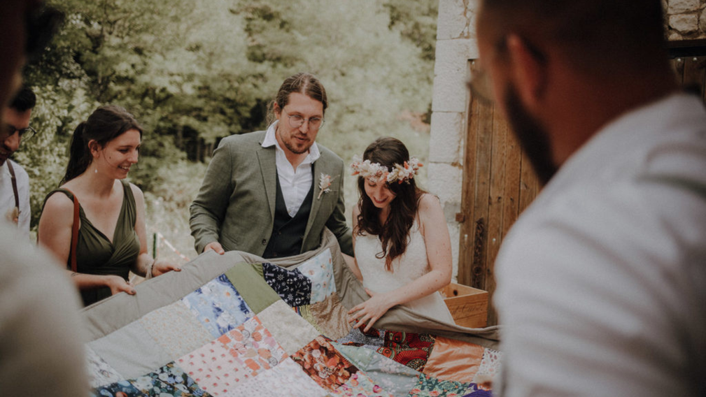 La Couverture des 100 Vœux  un cadeau collectif et symbolique pour célébrer l’amour  - Crédit photo  Tous droits réservés©