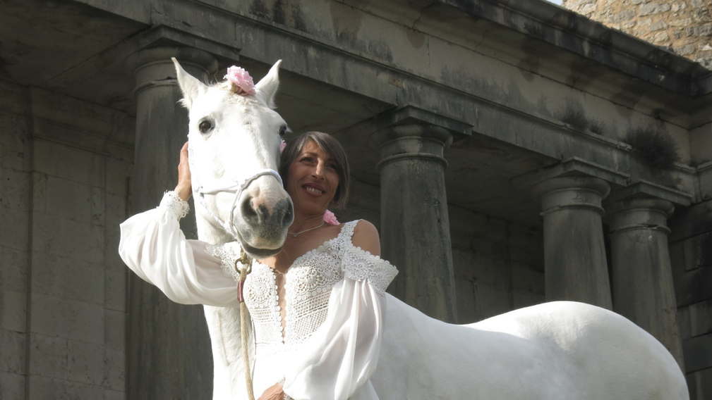 Un Mariage de Conte de Fées au Château de Valbelle - Shooting d’inspiration équestre au cœur du Var - Magazine Un Jour Un Oui - Crédit photo Tous droits réservés
