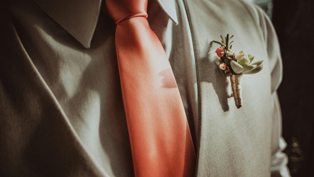 La boutonnière du marié petit détail, grand effet - Magazine Un Jour Un Oui - Crédit photo Tous droits réservés