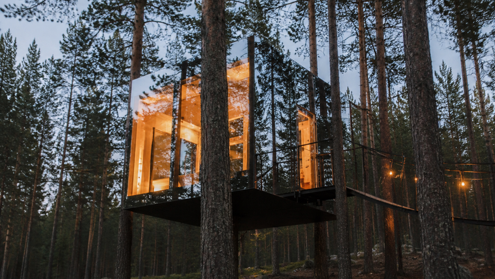 Lune de miel insolite : dormir dans une cabane de luxe perchée dans les arbres en Suède - Crédit photo : Tous droits réservés