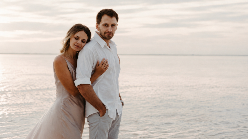 Shooting Inspiration Mariage : La poésie d’un coucher de soleil sur l’eau - Magazine Un Jour Un Oui - Crédit photo : Olga Solo