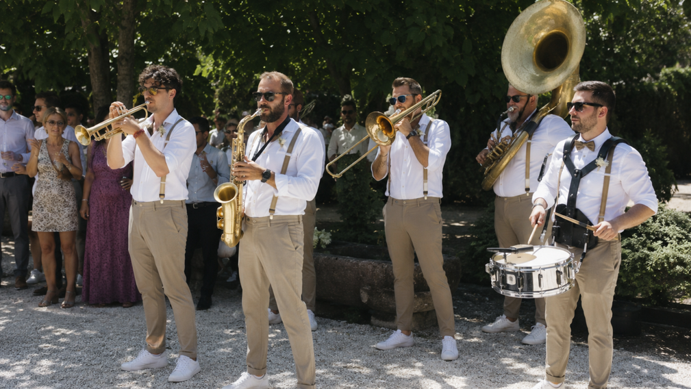 L’arrivée des mariés au son d’une fanfare : une entrée festive et inoubliable - Magazine Un Jour Un Oui - Crédit photo : Tous droits réservés