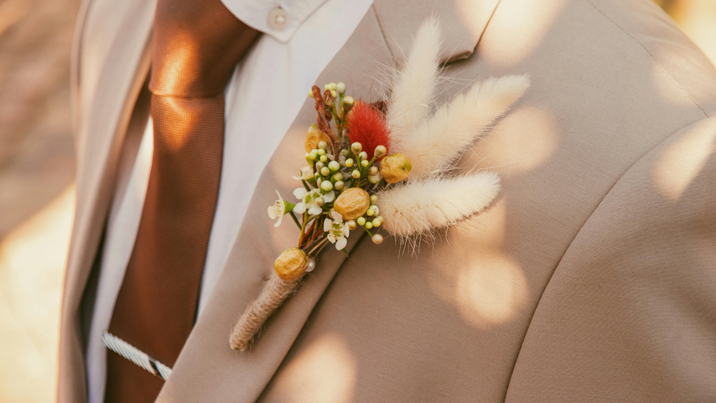 La boutonnière du marié petit détail, grand effet - Magazine Un Jour Un Oui - Crédit photo Tous droits réservés