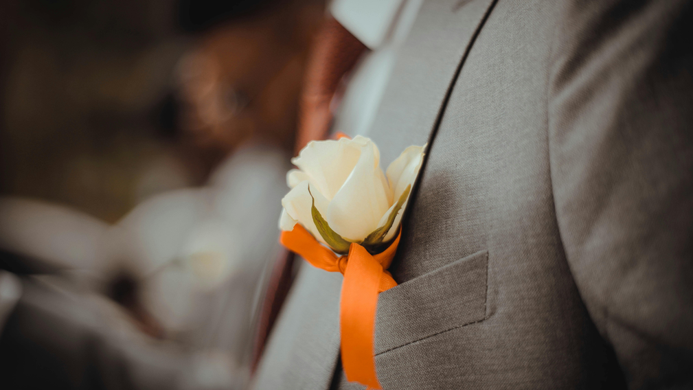 La boutonnière du marié petit détail, grand effet - Magazine Un Jour Un Oui - Crédit photo Tous droits réservés