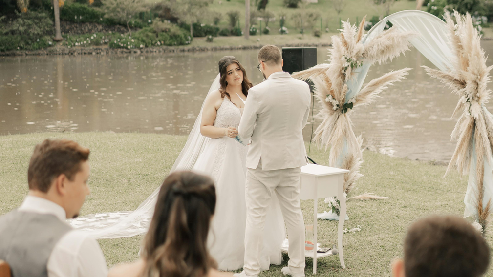 Le mariage laïque : Une célébration sur mesure pour les amoureux - Magazine Un Jour Un Oui - Crédit photo : Tous droits réservés